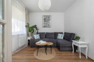 Klimatyczny Apartament z Balkonem Blisko Parku Zdrojowego by Noclegi Renters