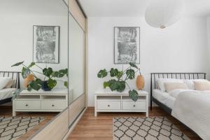 Klimatyczny Apartament z Balkonem Blisko Parku Zdrojowego by Noclegi Renters