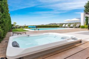 3301 Villa Mariposa
