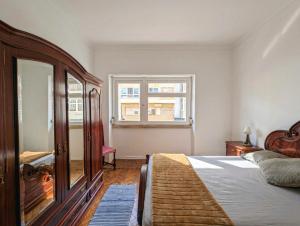 Charming DOurique 3-Bedroom Apartment with Private Balcony in Central Campo de Ourique, Lisbon