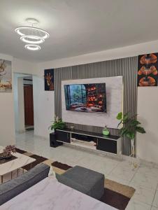 Eastern Bypass Gem self check-in and Workspace- 1BR