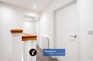 Spacious 4 Bedroom By Tara Stays Short Lets & Serviced Accommodation Aldershot With Free WiFi & Garden