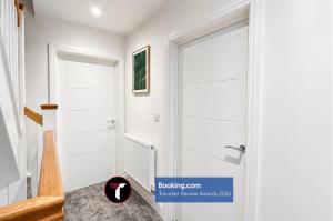 Spacious 4 Bedroom By Tara Stays Short Lets & Serviced Accommodation Aldershot With Free WiFi & Garden