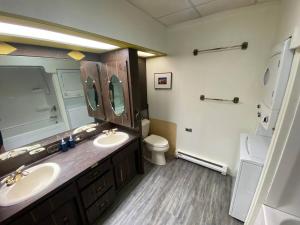 Charming Suite B overlooking downtown - Apartment