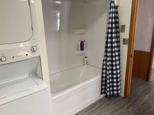 Charming Suite B overlooking downtown - Apartment