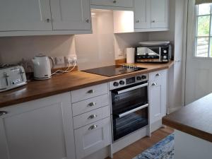 Peekaboo Cottage - A dog friendly home in Cornwall