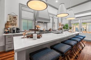 The White Pelican Inn-Trolley a 5 Minute Walk Stops at SeawallBeach