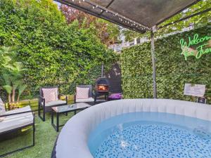 Stylish Apartment with Hot tub and Garden