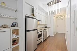 Stylish Waterfront Studio Near Parks & City Core