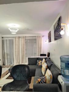 Modern 2BR Apartment in Membly- Chapman Springs