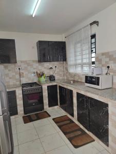 Modern 2BR Apartment in Membly- Chapman Springs
