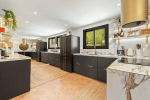 Luxurious 7-Bedroom House with Private Pool in Radazul