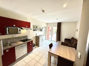 Cap d Agde 1 bedroom apartment swimming pool parking beach access, accès PMR
