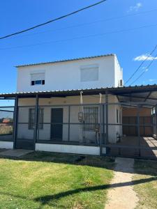 Casa de dos plantas, amueblada