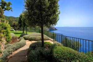 Cala Piccola sea access by Villaflair