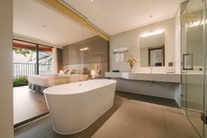 The Ultimate Sea View Suite - Balcony Flamingo Cat Ba