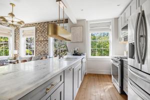 Luxury King Suite Full Kitchen 3rd Floor