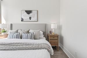 Downtown Toronto Condo by CN Tower-Free Parking-Sleeps 6