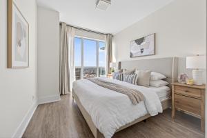 Downtown Toronto Condo by CN Tower-Free Parking-Sleeps 6