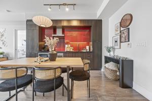 Downtown Toronto Condo by CN Tower-Free Parking-Sleeps 6