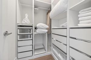 Downtown Toronto Condo by CN Tower-Free Parking-Sleeps 6