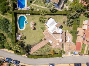 Sunlit 3 BDRM Coastal Villa w Pool and Sea View