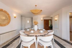 Sunlit 3 BDRM Coastal Villa w Pool and Sea View