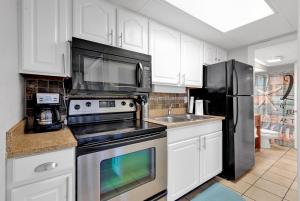 Oceanfront Escape Monterrey Bay 1BR Pools & Views! ️