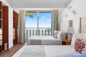 Deluxe BeachFront 4B Villa