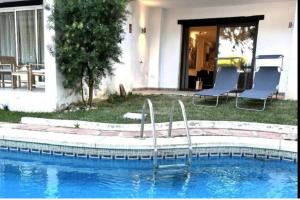 Casa a pasos de la playa y la piscina