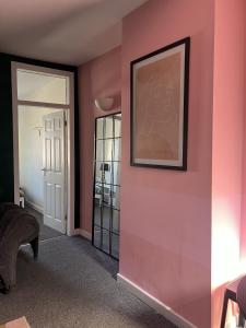 The Hive 2-Bed Apartment with Kitchen and Private Bathroom in Lively Monton Village - Sleeps 4 - Free WiFi - Parking Nearby