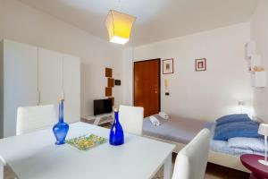 GuestHost - De Blasi House