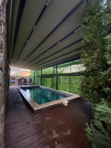 House with a detached garden and heated pool for rent