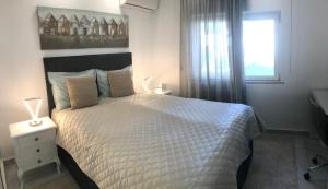 Sunny Acacia Apartment