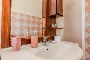 San Teodoro Small villa with garden, parking, and AC