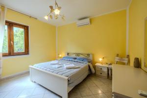 San Teodoro Small villa with garden, parking, and AC