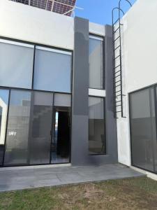 Casa moderna en Aguascalientes con AC, jardín y alberca en casa club