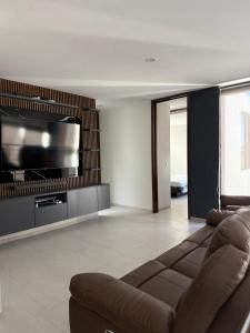 Casa moderna en Aguascalientes con AC, jardín y alberca en casa club