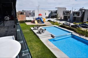 Casa moderna en Aguascalientes con AC, jardín y alberca en casa club