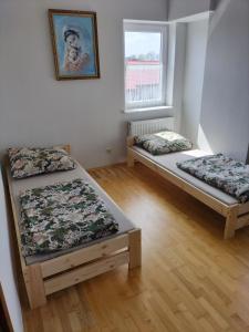 Dom za Tujami 30 min od centrum Poznania Strykowo