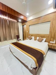 HOTEL BANSURI 966o9o1oo6 just 75mtr from shreenathji temple I 2 min walking distance By SK