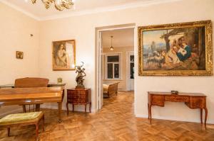 Panoramic View Apartment with Piano Vintage Style