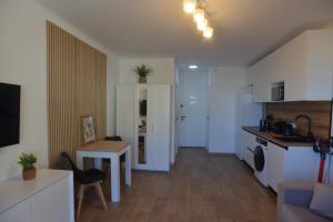 55E - Superbe studio climatisé entièrement rénové au 5ème et dernier étage sur le bord de Mer de Menton