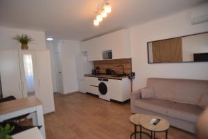 55E - Superbe studio climatisé entièrement rénové au 5ème et dernier étage sur le bord de Mer de Menton