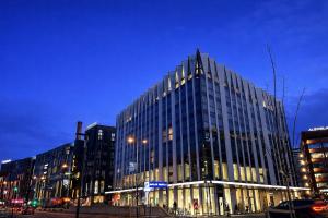 Modern 2BR in Rotermanni, EV parking garage, 5 guests