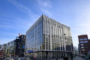 Modern 2BR in Rotermanni, EV parking garage, 5 guests