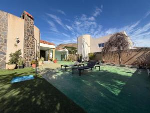 Chalet con Piscina Aguadulce