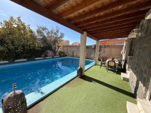 Chalet con Piscina Aguadulce