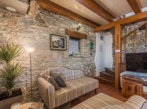 Rustical Stone House Kanfanar with Pool