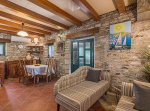 Rustical Stone House Kanfanar with Pool